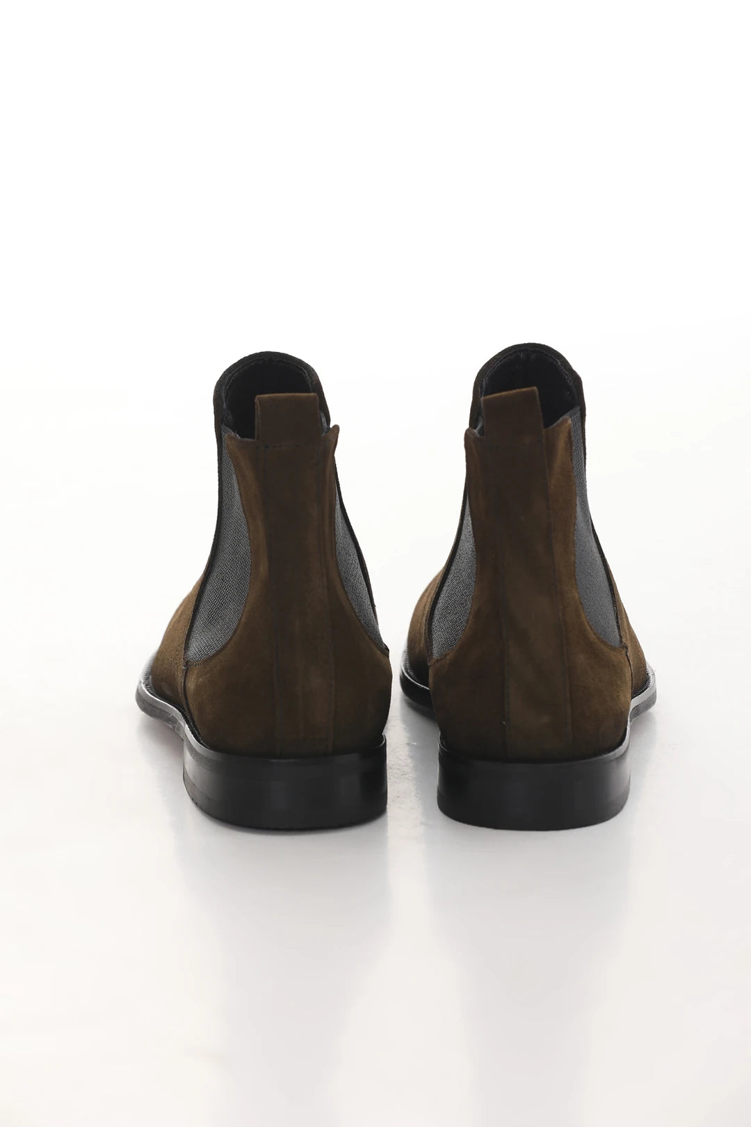 Khaki suede leather Chelsea boots with calfskin lining, injection sole, and 3.5 cm heel.