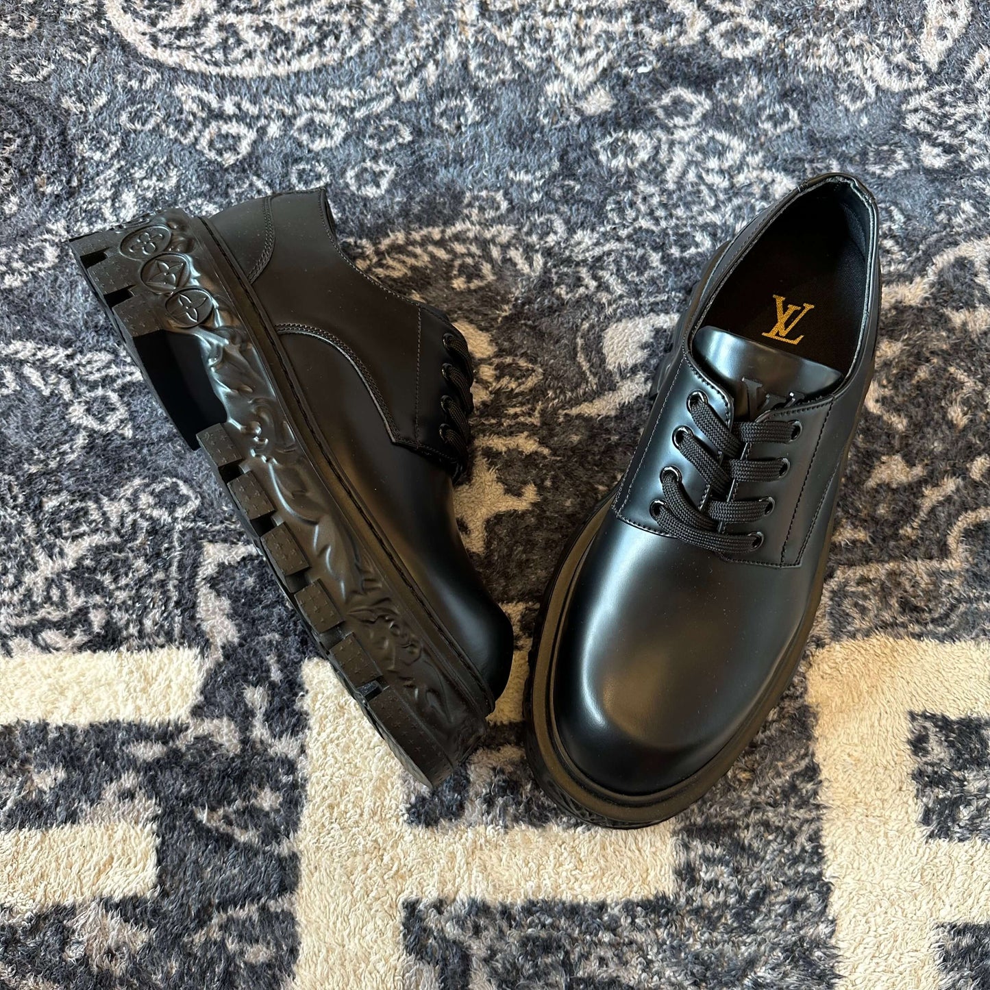 Zapatos Derby negros estilo barroco de Louis Vuitton