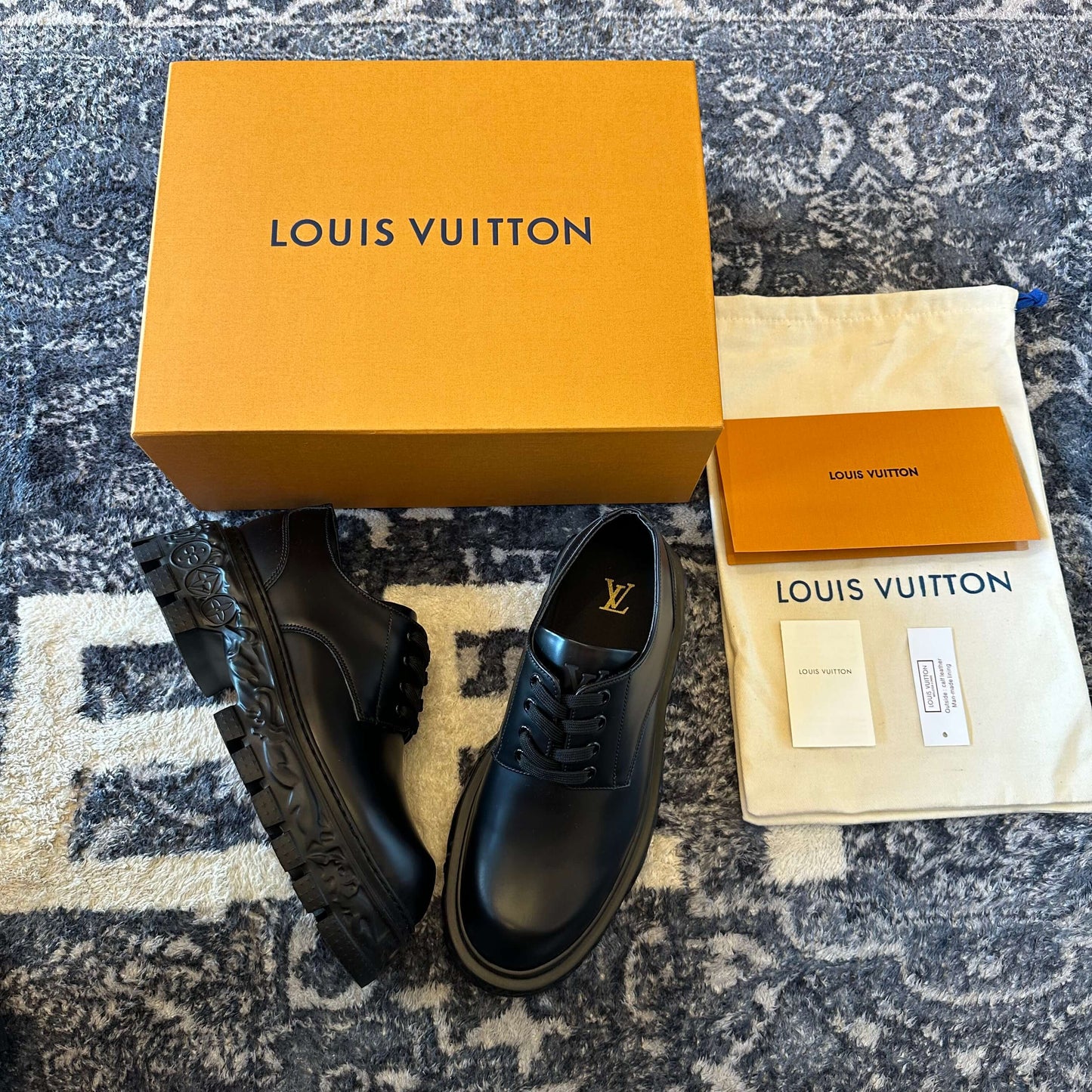 Zapatos Derby negros estilo barroco de Louis Vuitton