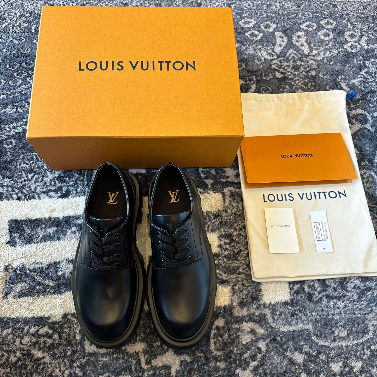 Zapatos Derby negros estilo barroco de Louis Vuitton