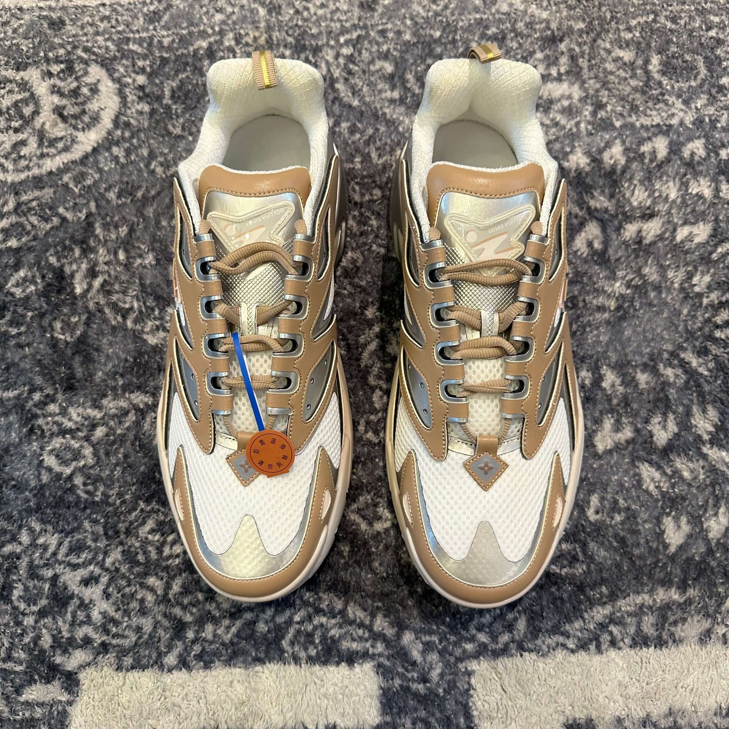 Zapatillas deportivas Louis Vuitton Tactic Runner en color beige