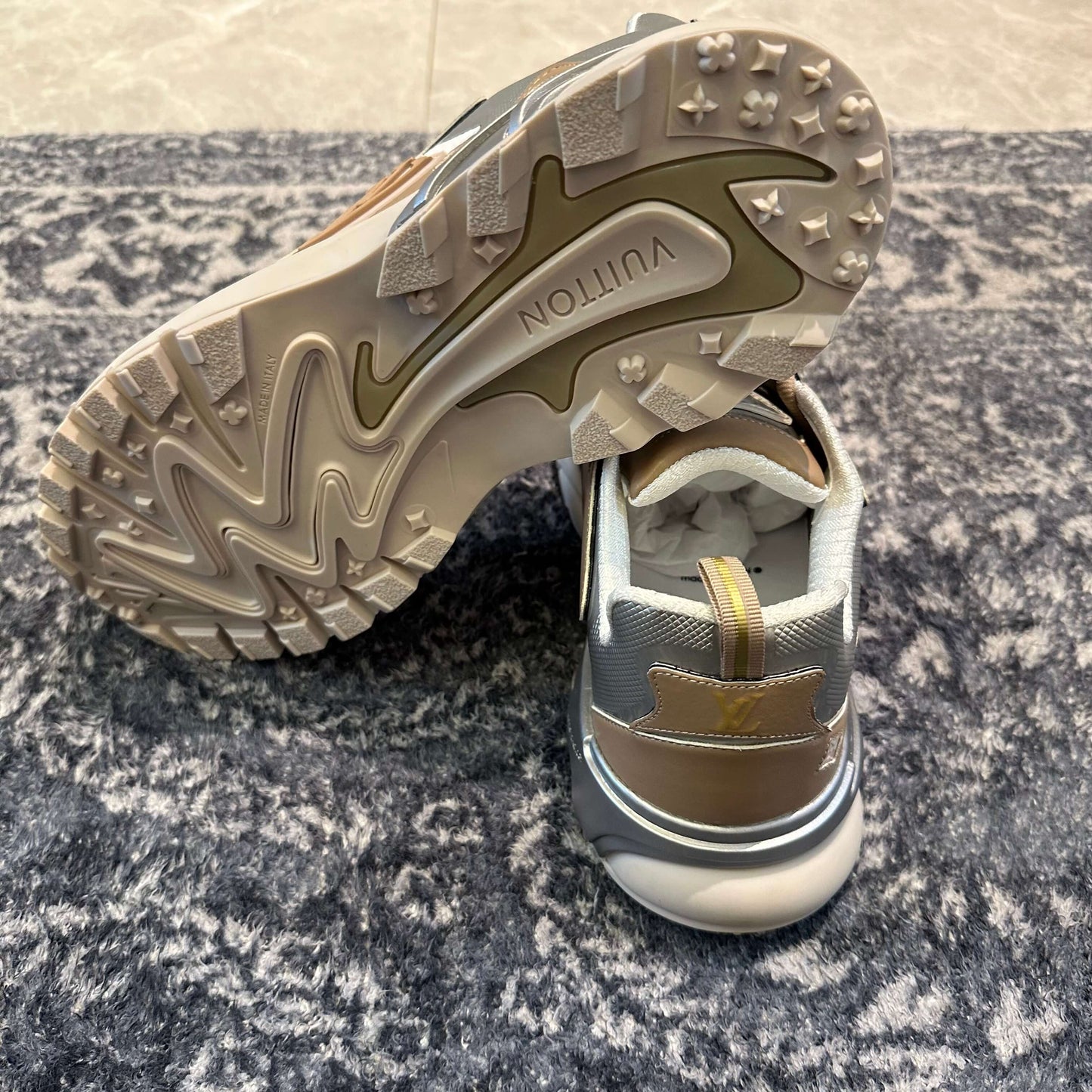 Zapatillas deportivas Louis Vuitton Tactic Runner en color beige