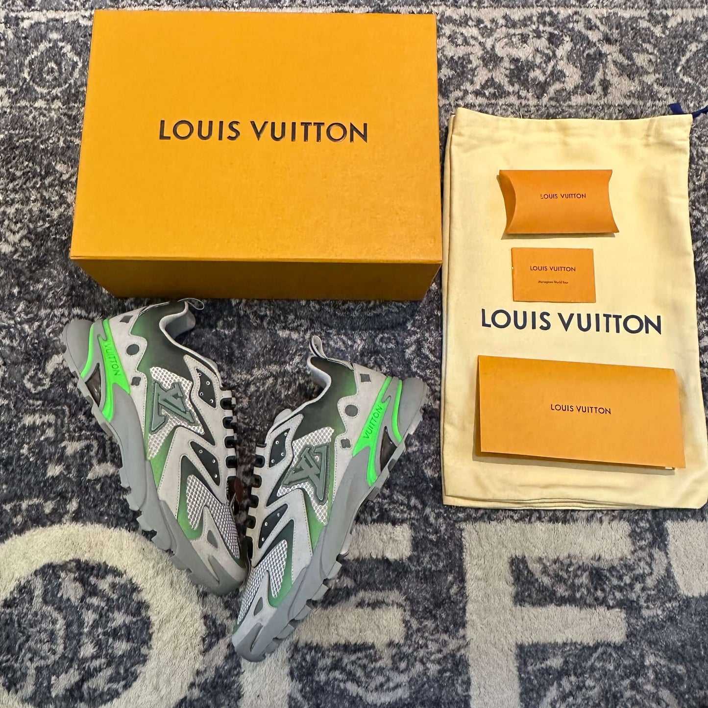 Zapatillas Louis Vuitton LV Runner Tatic gris y verde