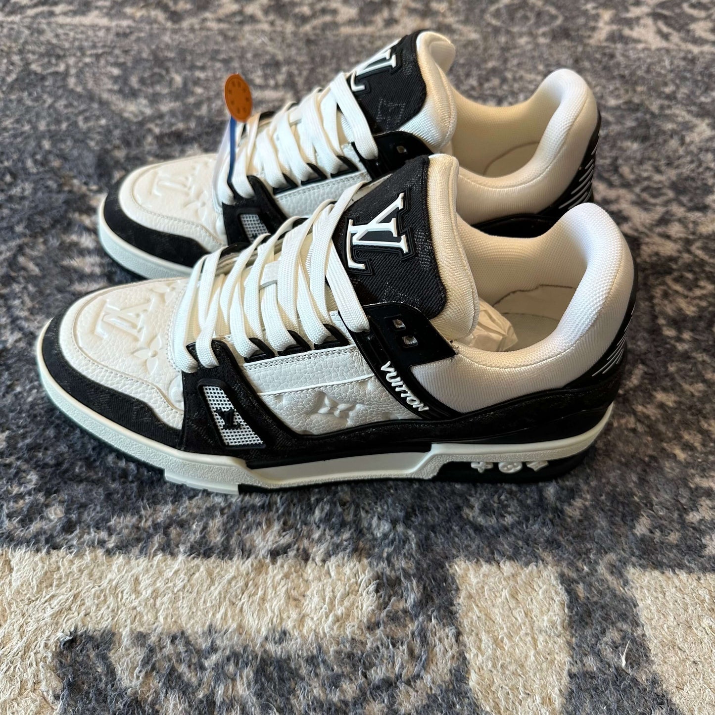 Zapatillas deportivas blancas y negras de Louis Vuitton