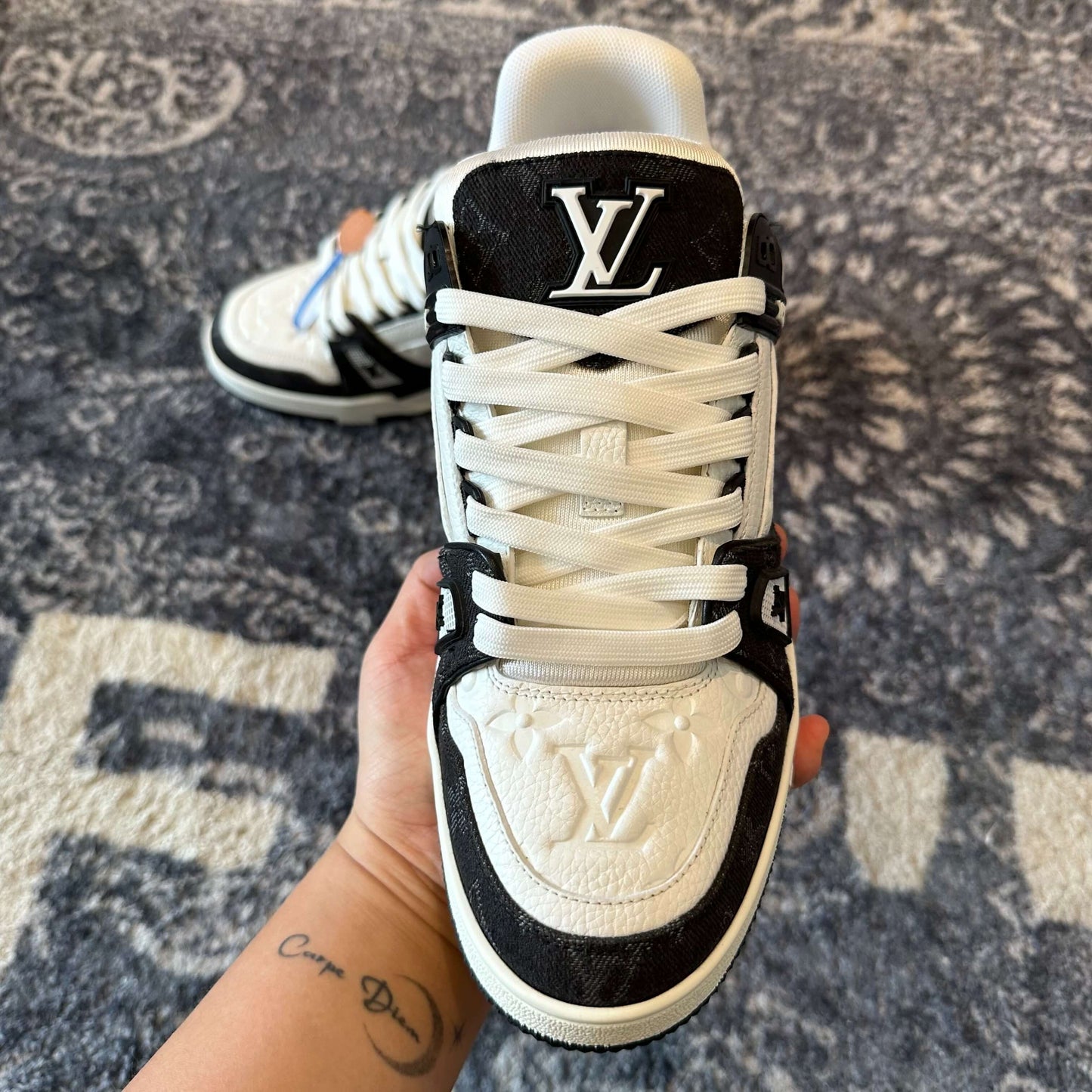 Zapatillas deportivas blancas y negras de Louis Vuitton