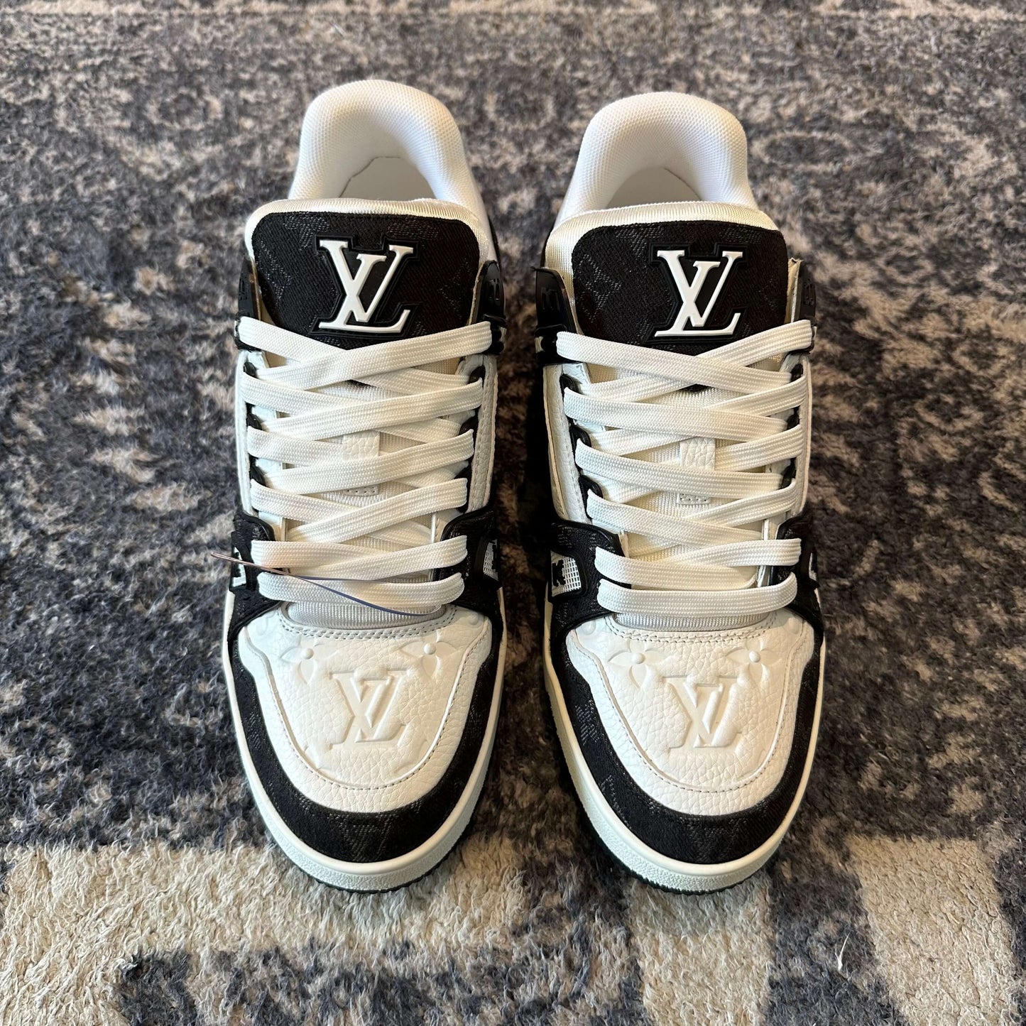 Zapatillas deportivas blancas y negras de Louis Vuitton