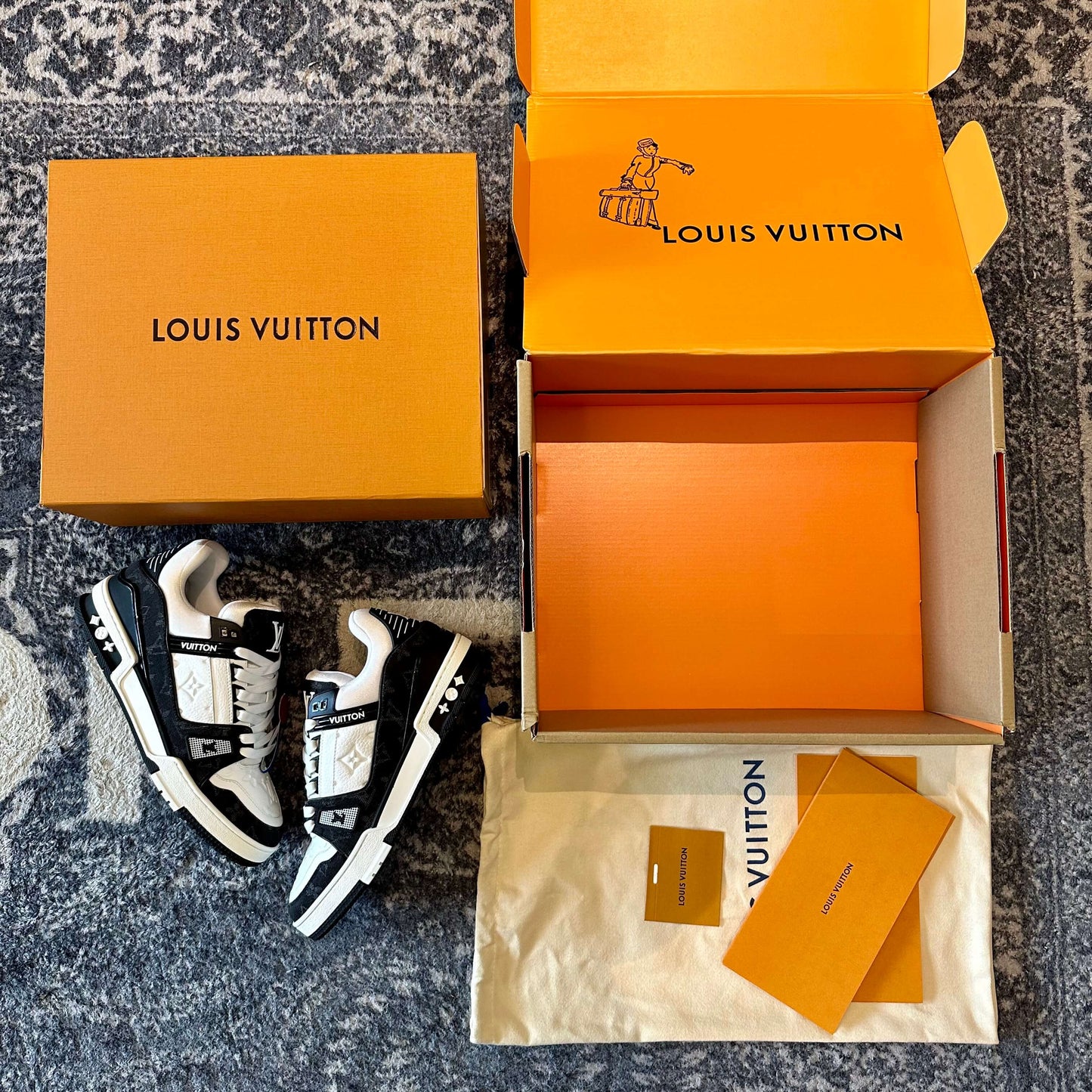 Zapatillas deportivas blancas y negras de Louis Vuitton