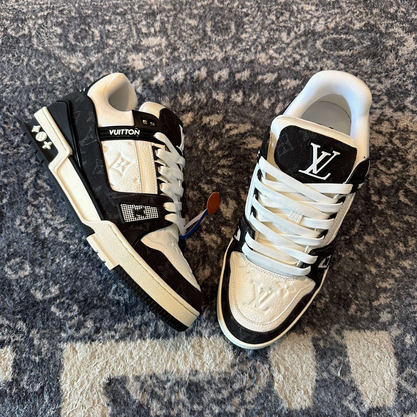 Zapatillas deportivas blancas y negras de Louis Vuitton