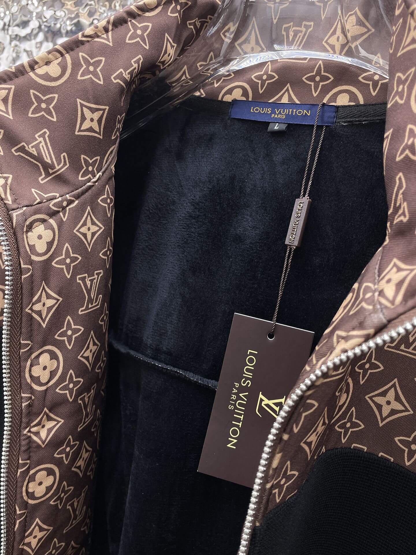 Chándal marrón y negro con monograma de Louis Vuitton