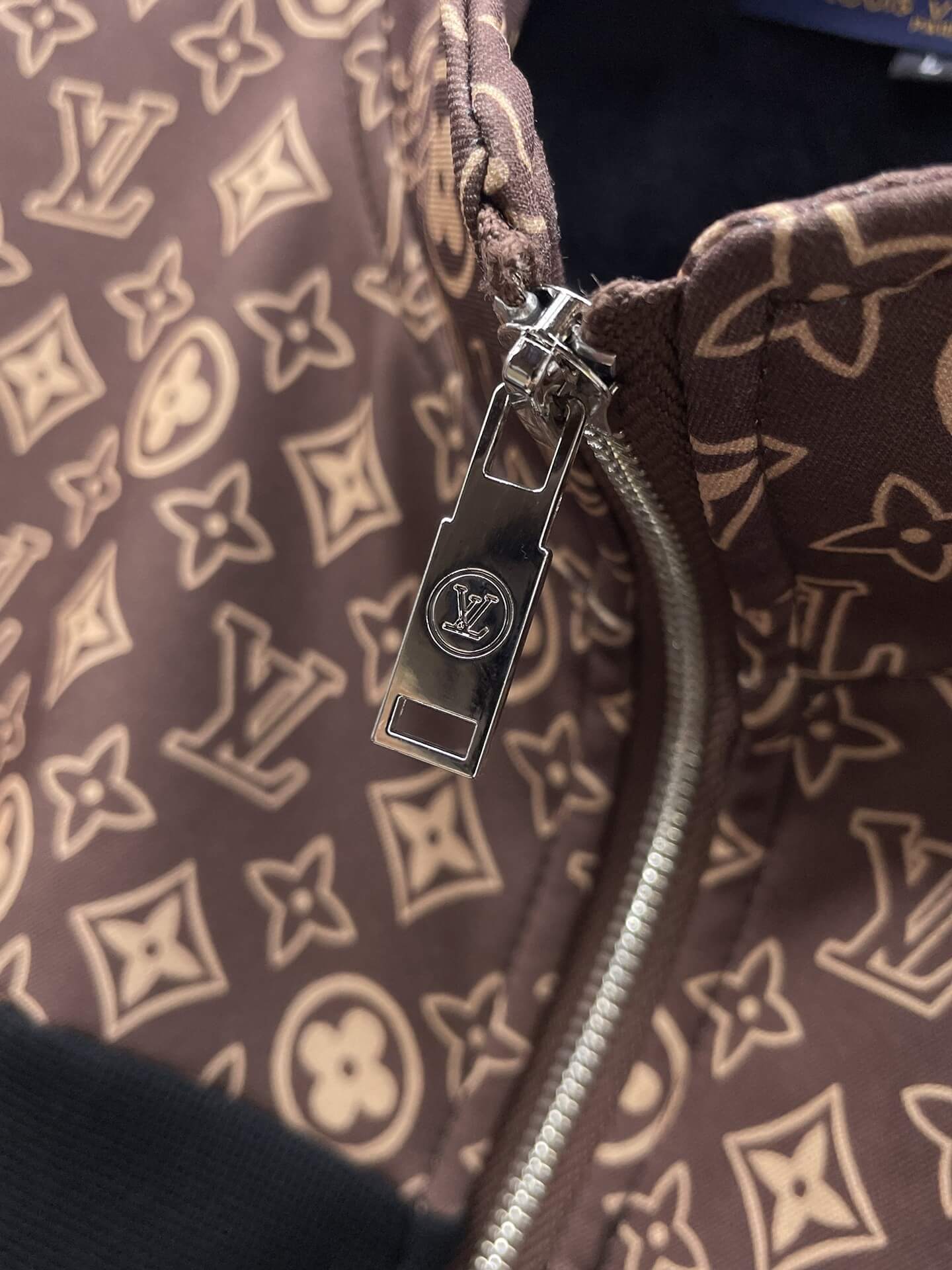 Chándal marrón y negro con monograma de Louis Vuitton