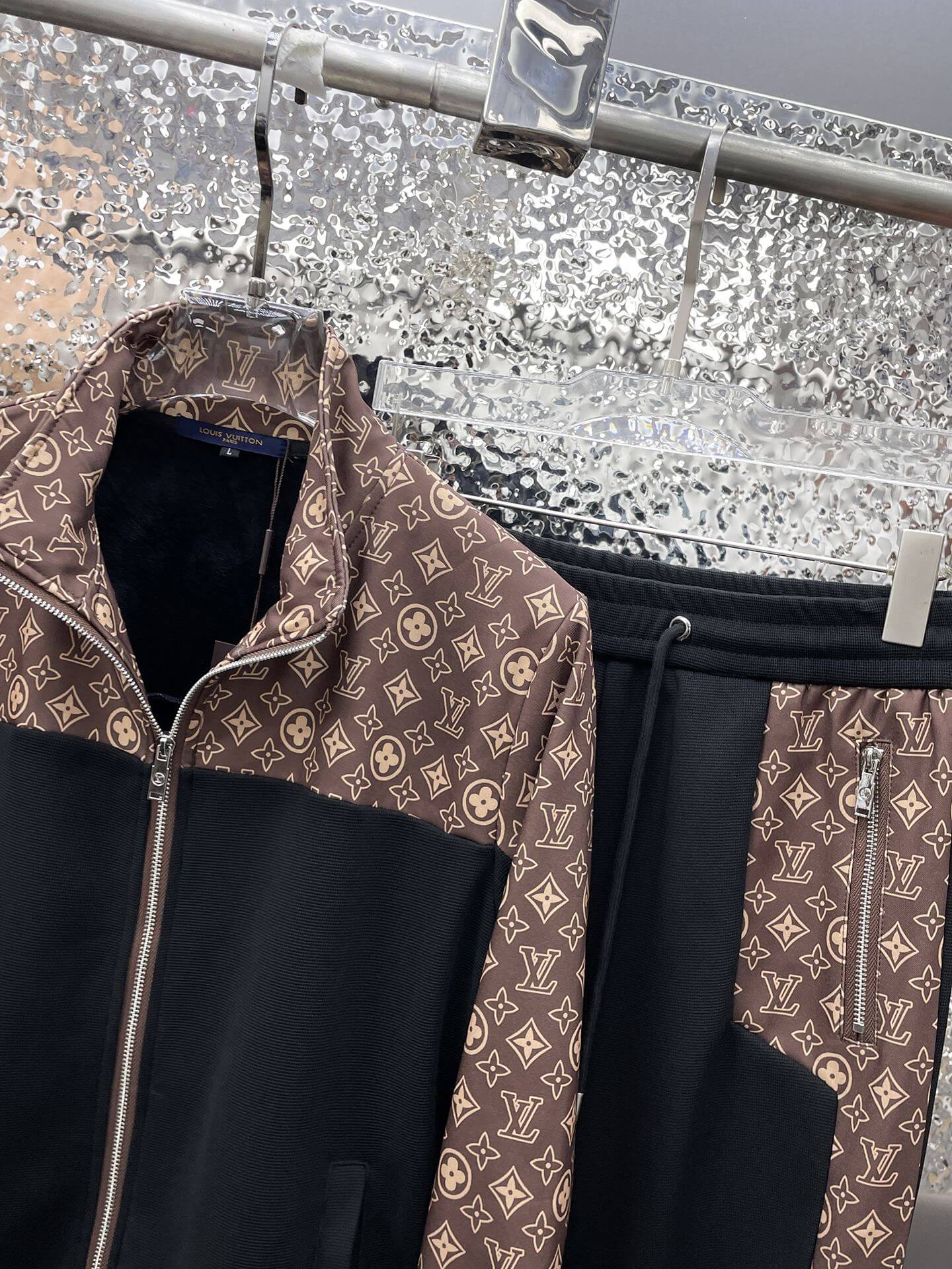 Chándal marrón y negro con monograma de Louis Vuitton