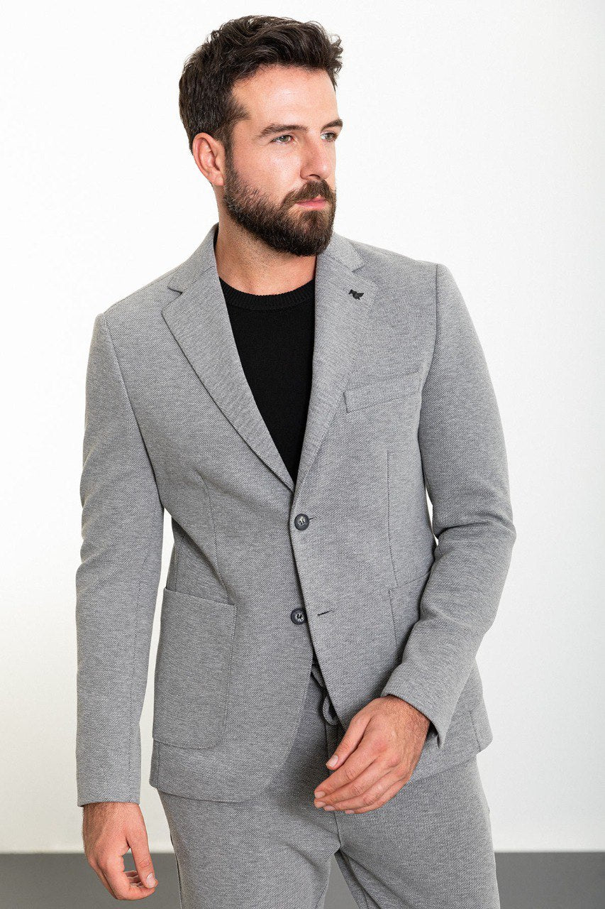 Man wearing a gray casual summer suit from HolloMen, perfect for a sophisticated yet relaxed summer look.