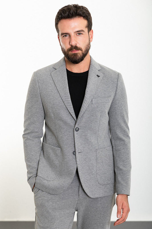 Man wearing a gray casual summer suit from HolloMen, perfect for a sophisticated yet relaxed summer look.