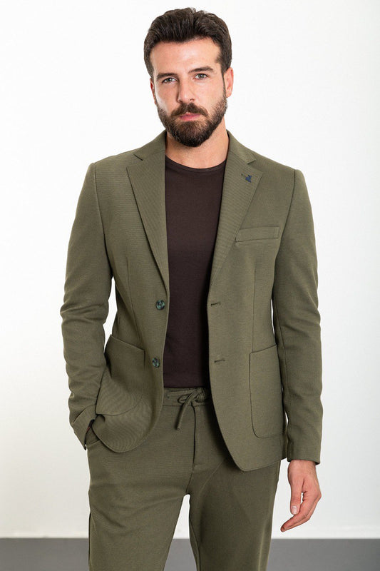 Man wearing a khaki 2-piece summer suit from HolloMen, featuring a tailored fit for a stylish and comfortable look.