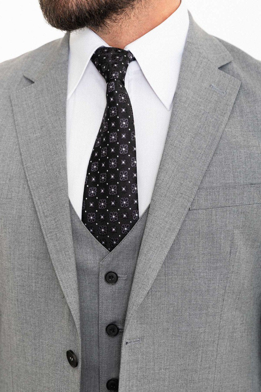 Man wearing a slim fit gray suit from HolloMen's Spring Summer Collection.