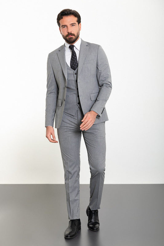 Man wearing a slim fit gray suit from HolloMen's Spring Summer Collection.