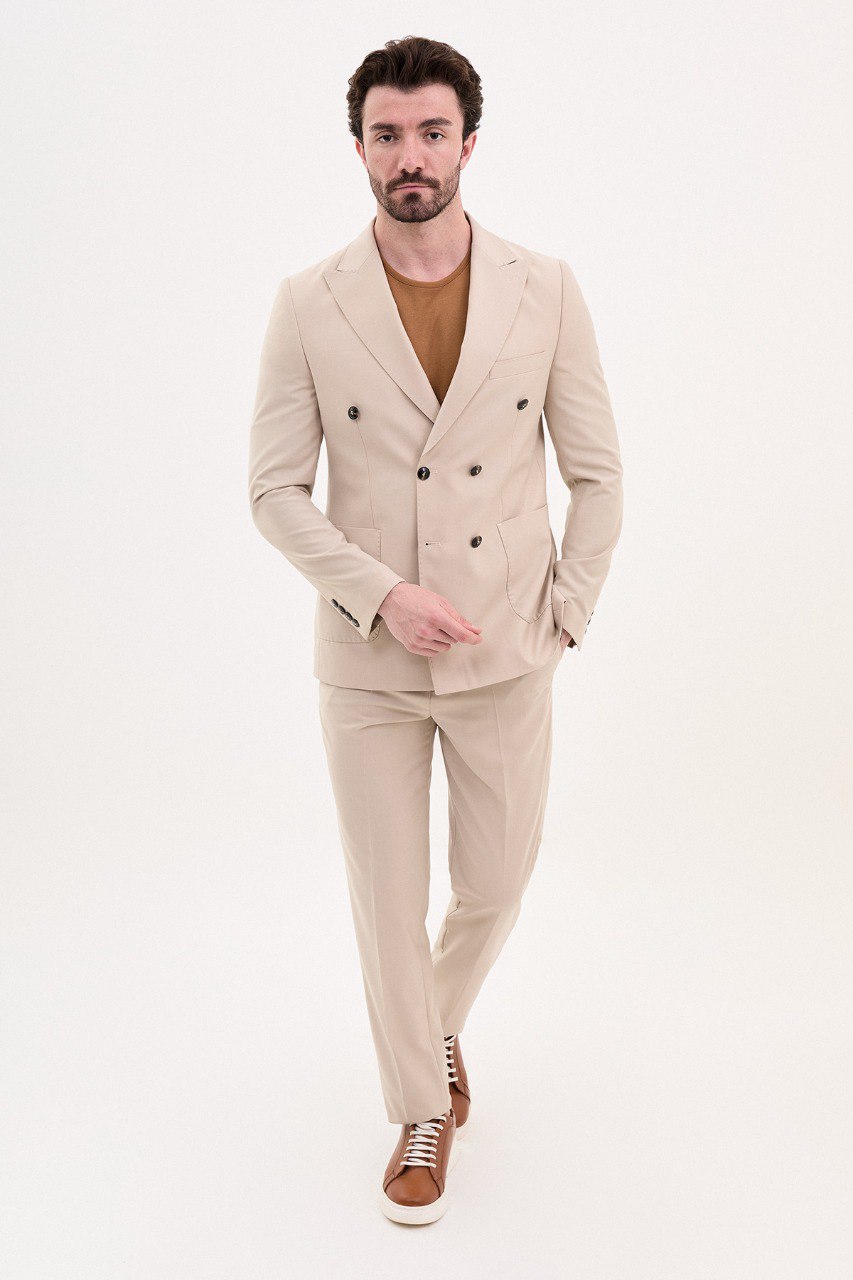 Man wearing a double-breasted beige suit with a casual brown shirt from HolloMen’s Spring Summer Collection.