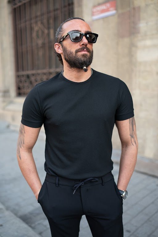 A Black t-shırt worn by a model