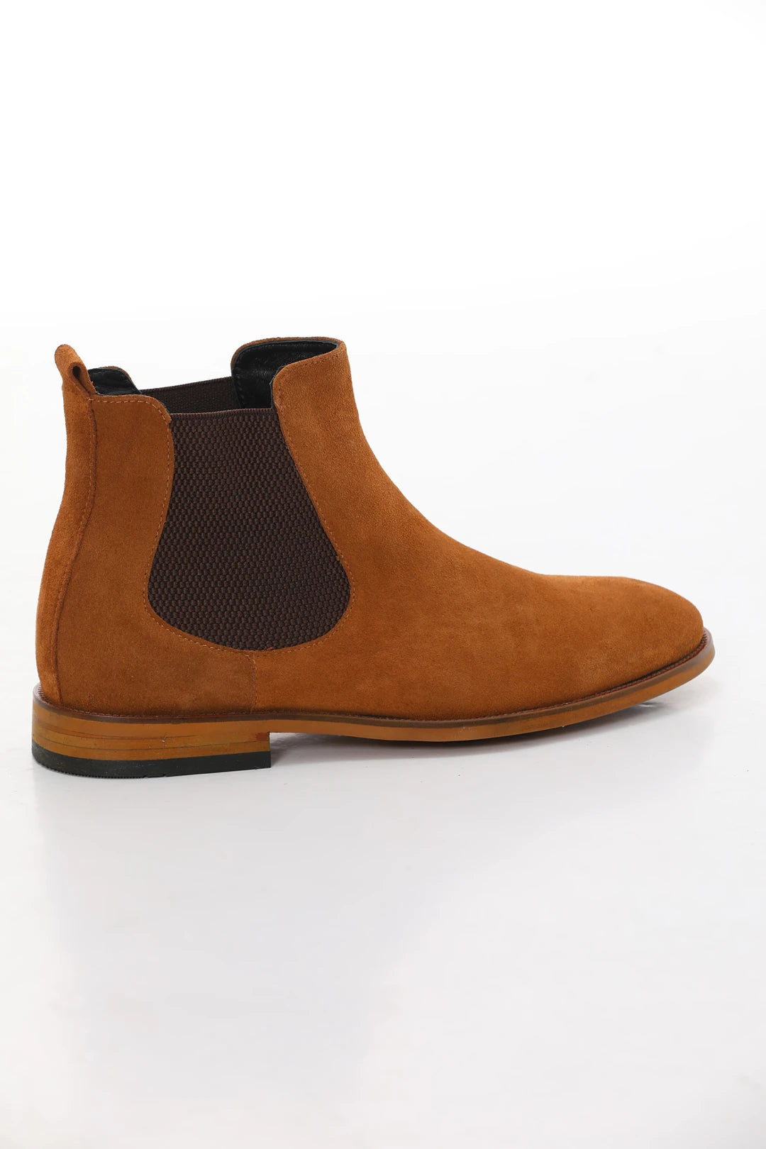 Brown suede Chelsea boots with calfskin lining and injection sole, designed for winter comfort.